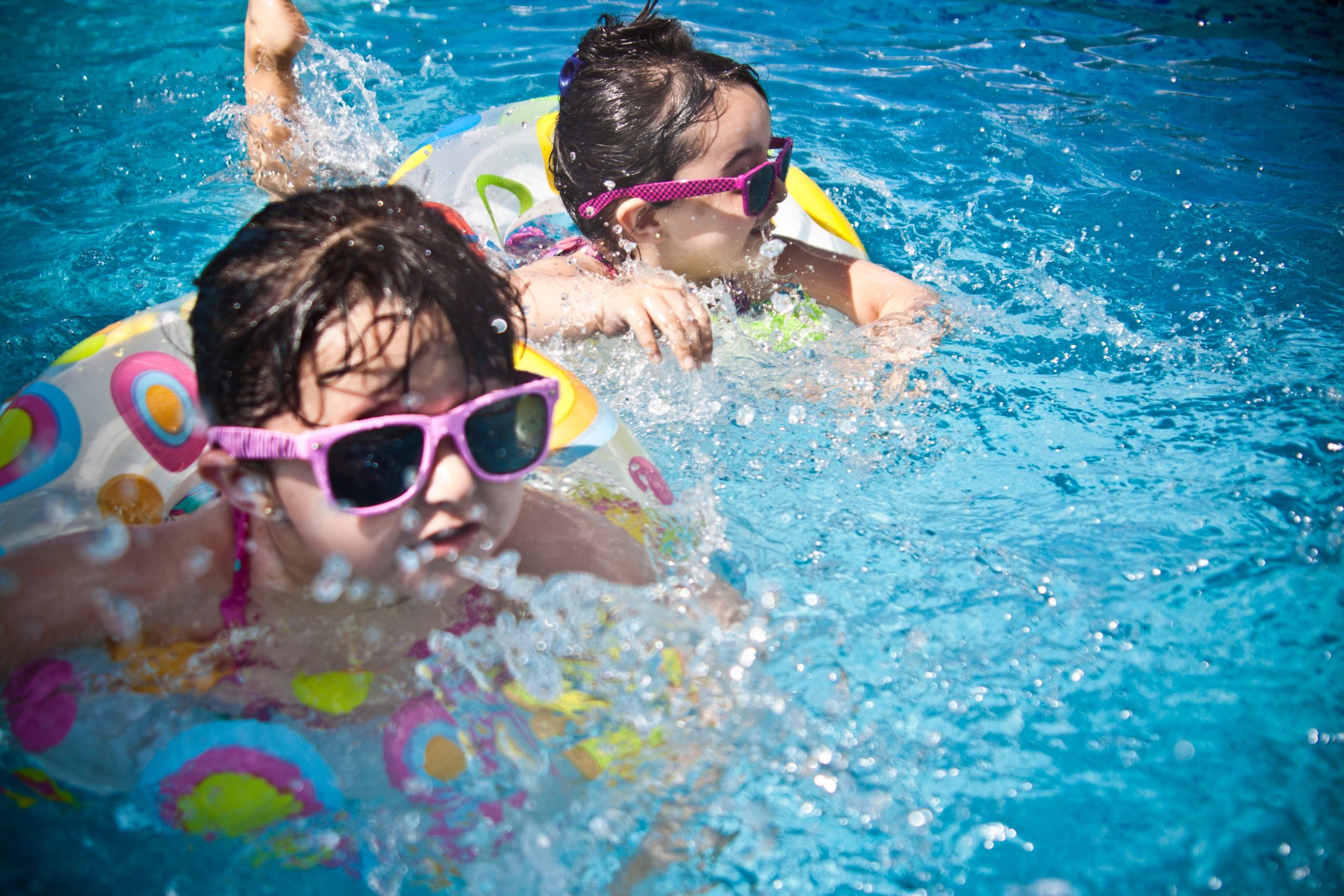 Enfants dans une piscine creusée en fibre de verre | Piscines Nautika